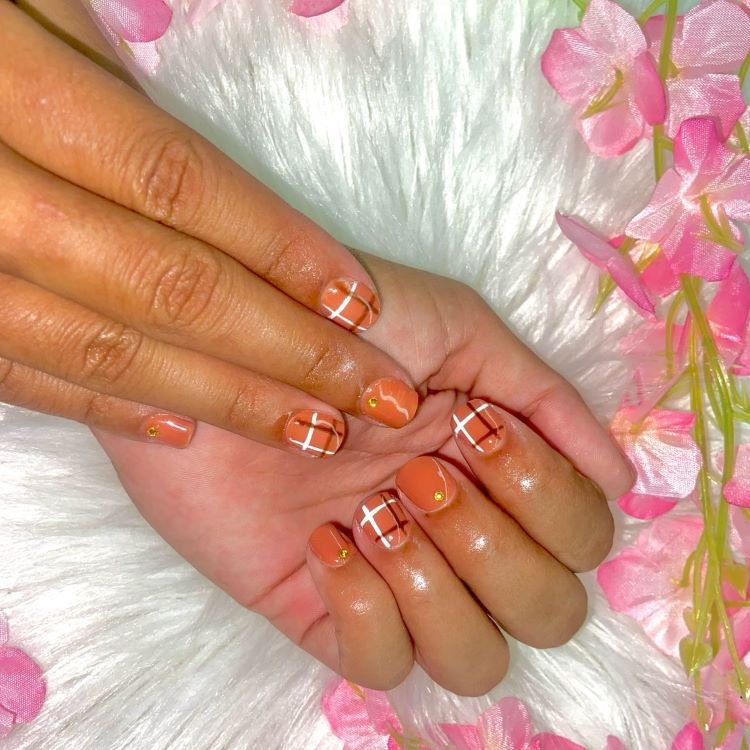 Temporary image of an elegant pink manicure